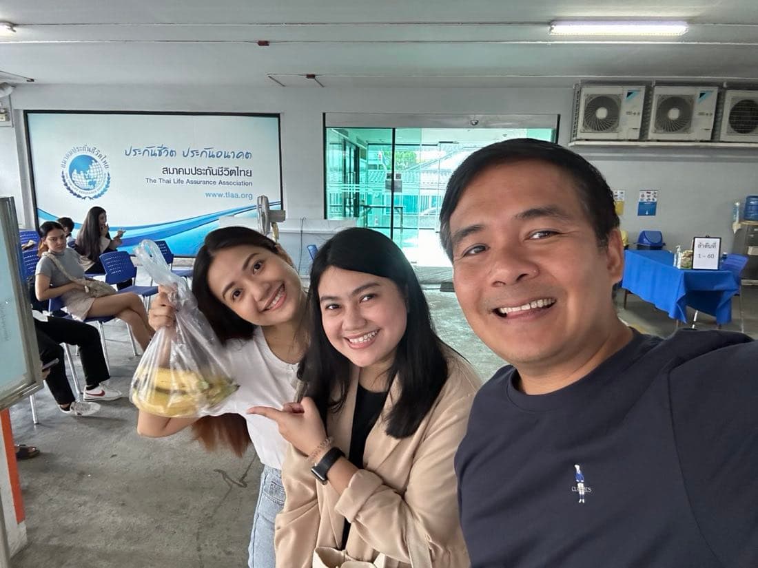 ปอ กับน้องในทีมที่สมาคมประกันชีวิตไทย วันสอบใบอนุญาต