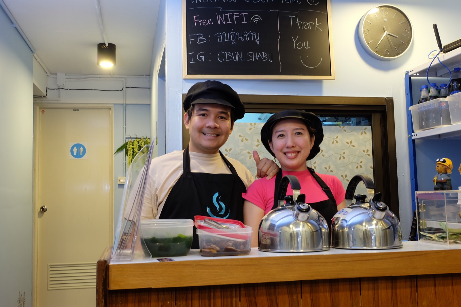 ปอ และภรรยา ที่เคาน์เตอร์ร้านอบอุ่นชาบู
