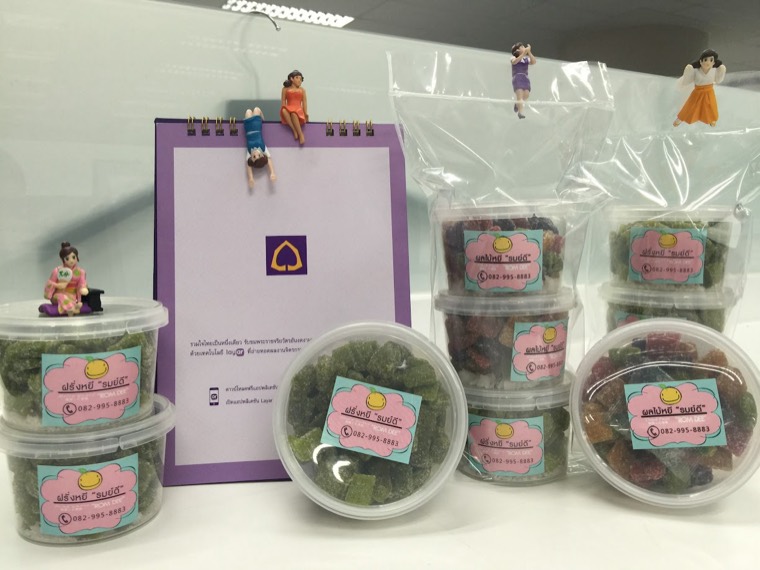 ขนมบรรจุกล่องติดสติกเกอร์แบรนด์อบอุ่น