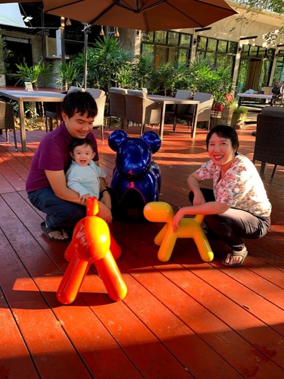 ครอบครัวเที่ยวที่ร้านกลางแจ้ง